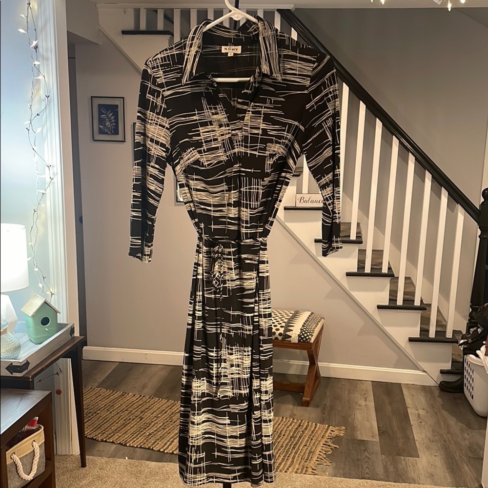⭐️ 5 items for $15 ⭐️

Chic Black and White Patterned Dress